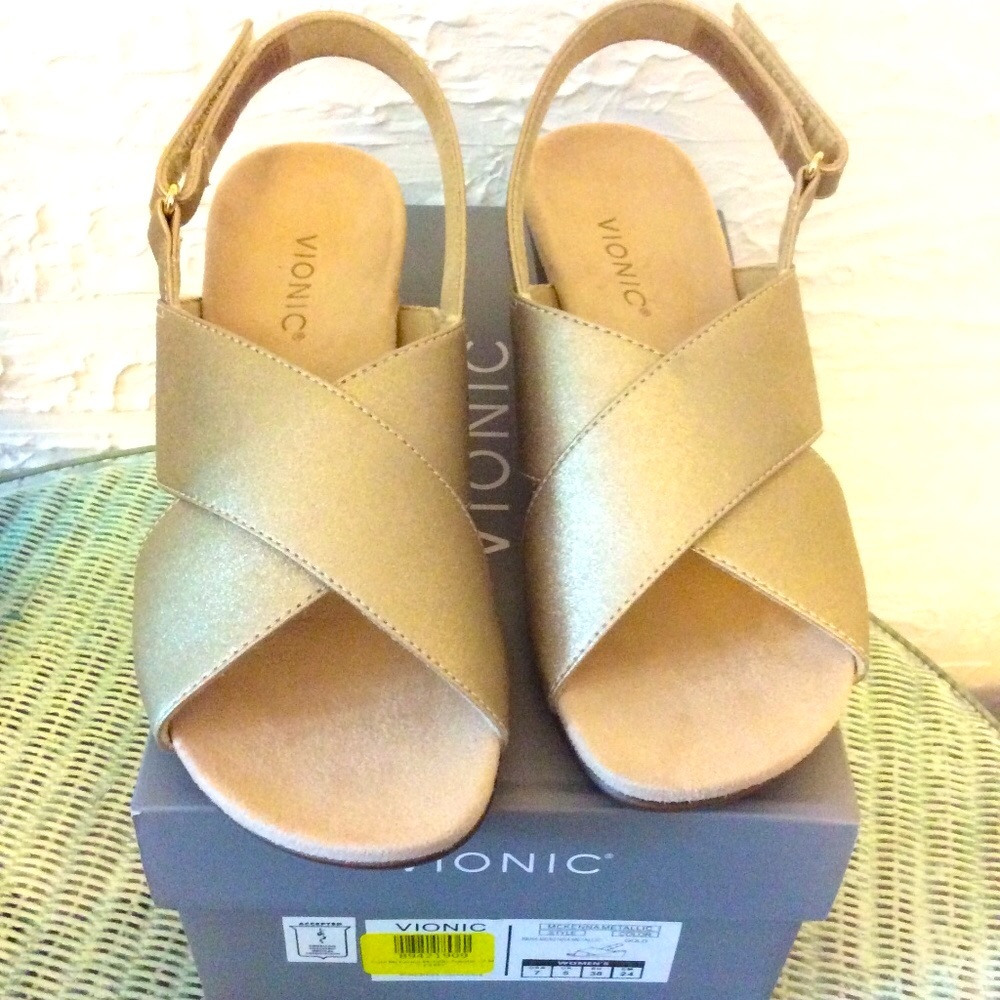 Vionic Sz 7 Gold McKenna Metallic Sandal Brand new in box